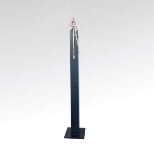 Escultura mujer con piernas cruzadas
